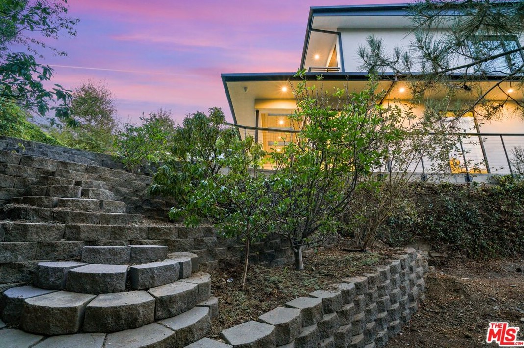 1056 Carrara Pl, Los Angeles CA  90049-1300 exterior