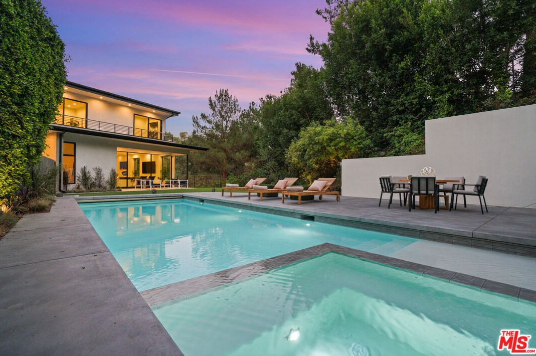 1056 Carrara Pl, Los Angeles CA  90049-1300 exterior