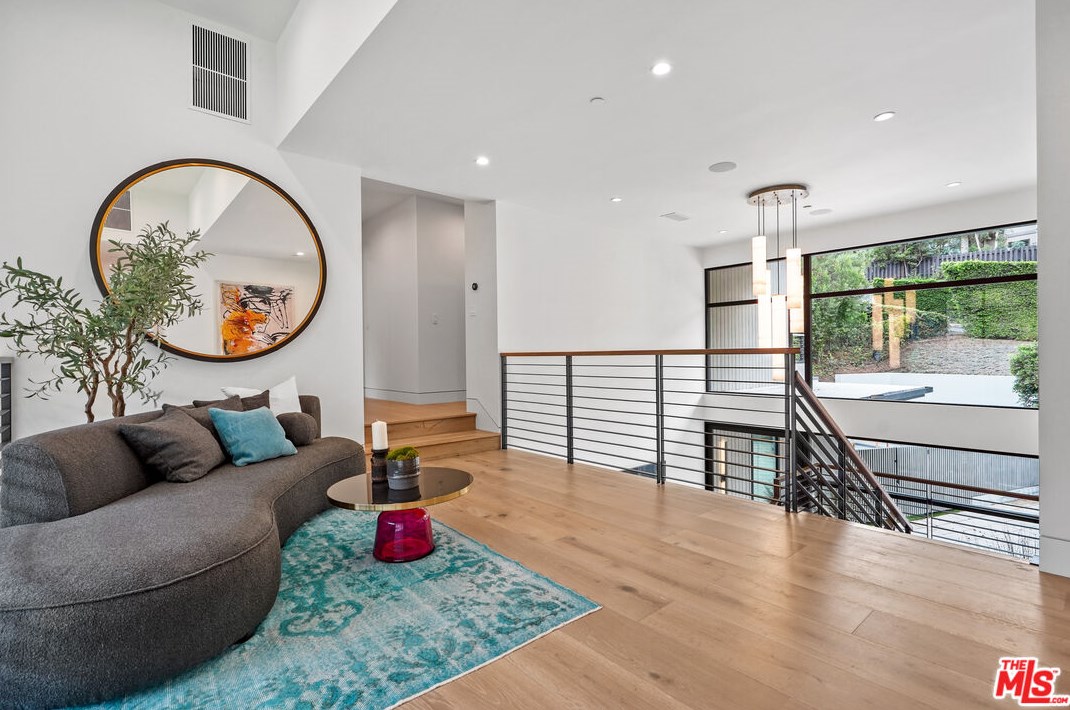 1056 Carrara Pl, Los Angeles CA  90049-1300 exterior