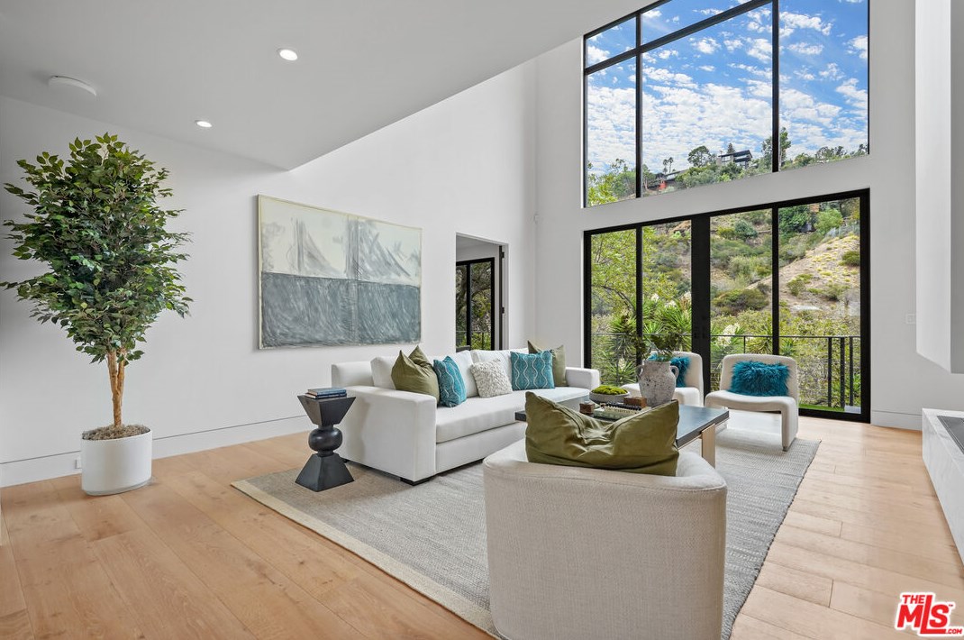 1056 Carrara Pl, Los Angeles CA  90049-1300 exterior