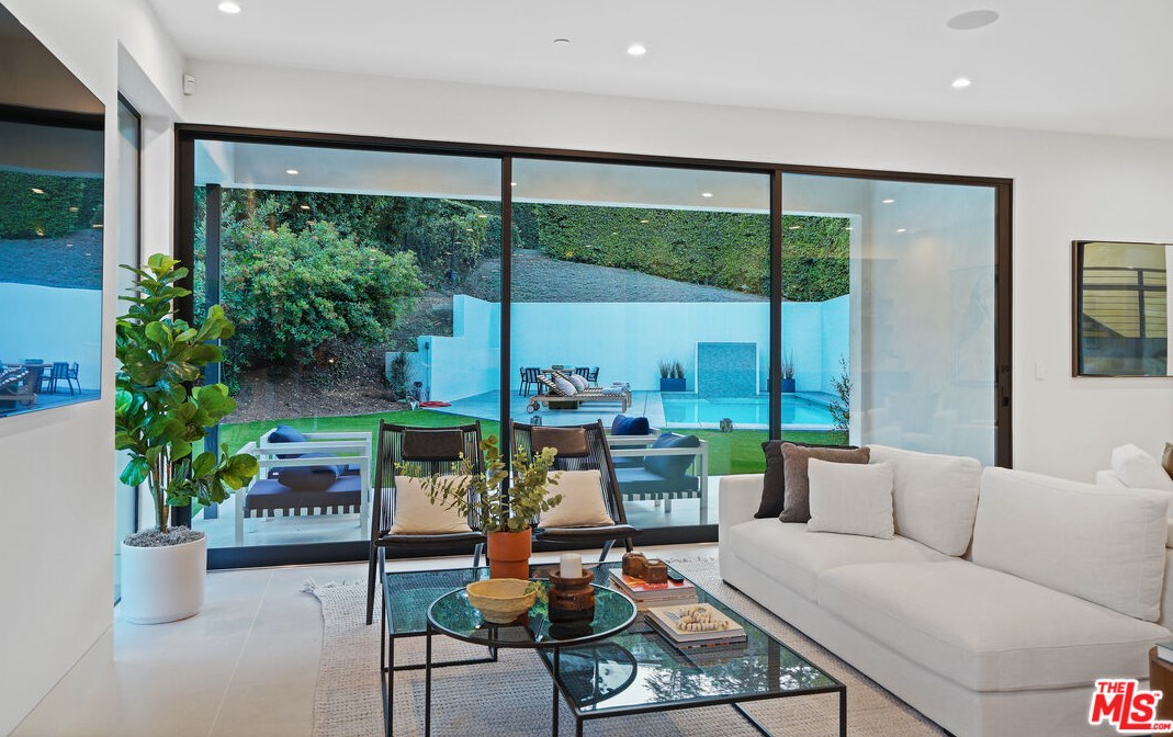 1056 Carrara Pl, Los Angeles CA  90049-1300 exterior