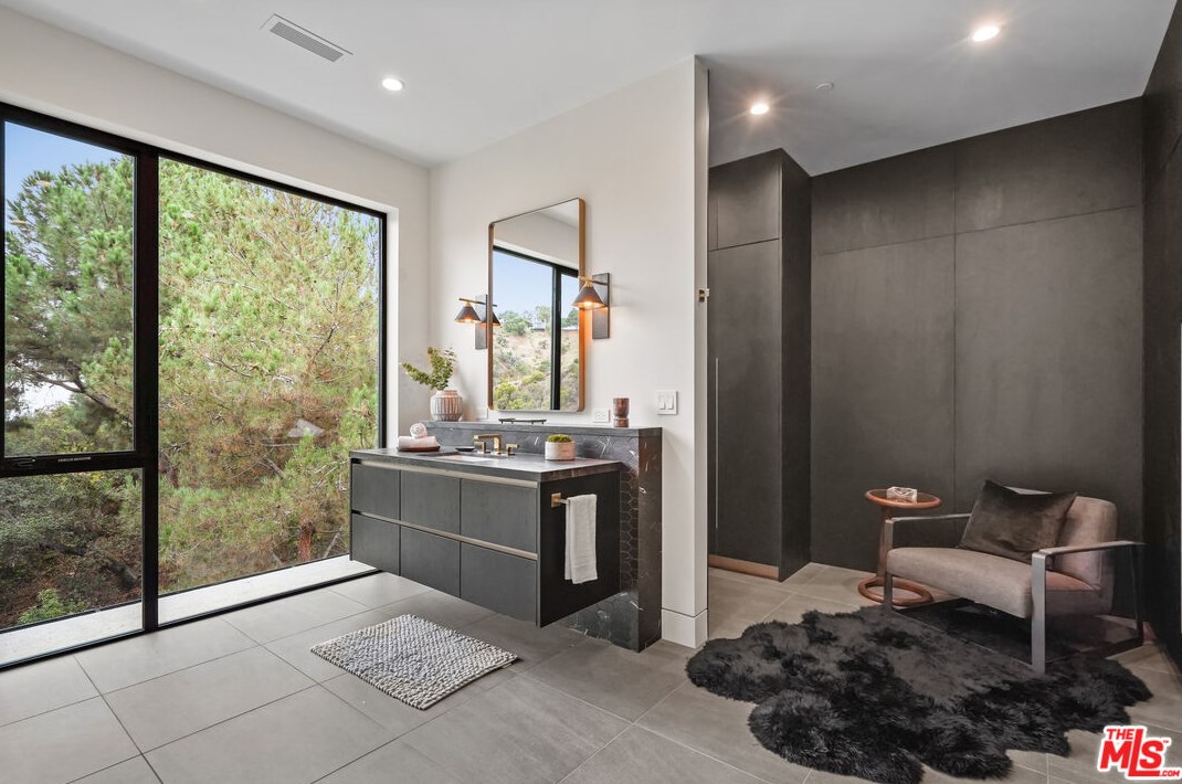 1056 Carrara Pl, Los Angeles CA  90049-1300 exterior