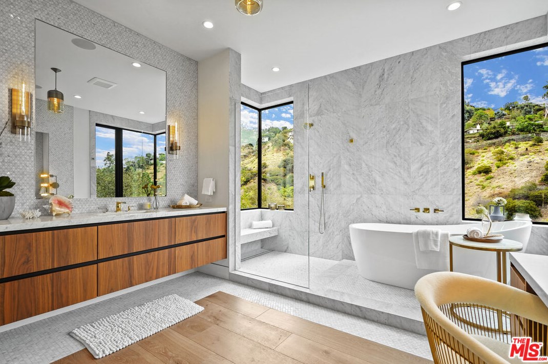 1056 Carrara Pl, Los Angeles CA  90049-1300 exterior