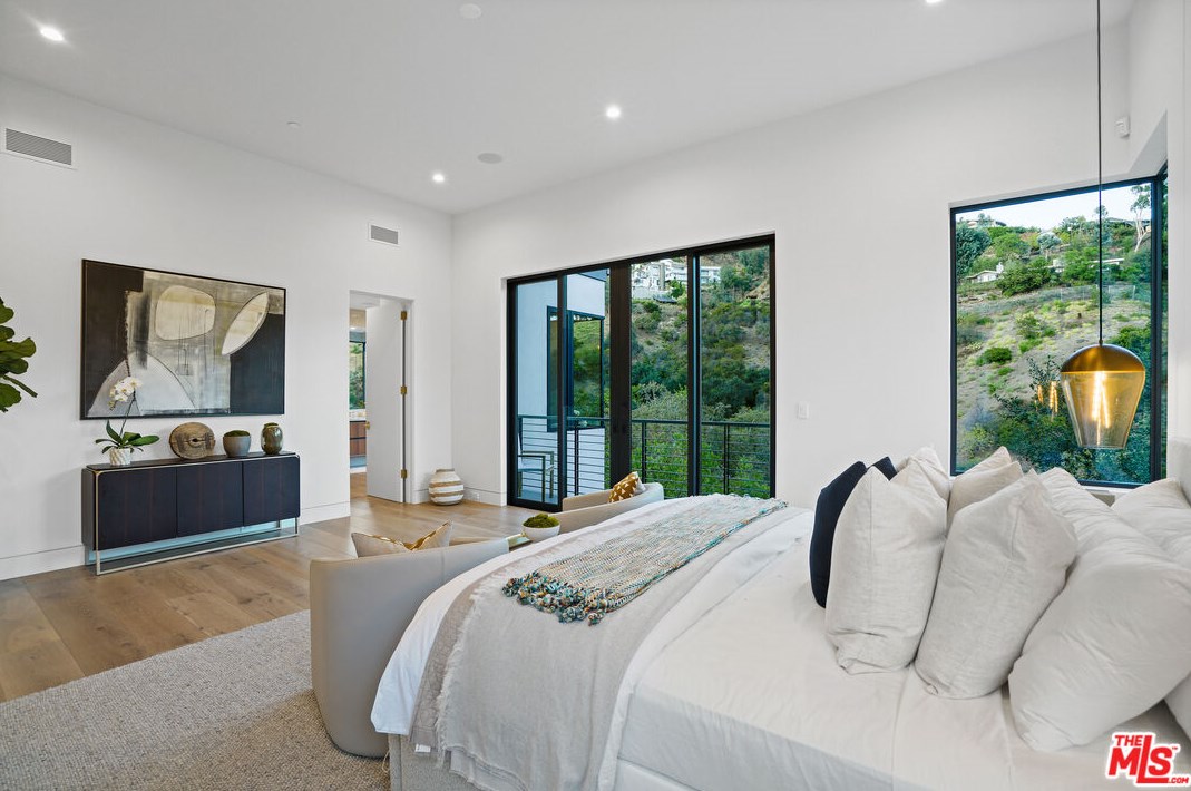 1056 Carrara Pl, Los Angeles CA  90049-1300 exterior