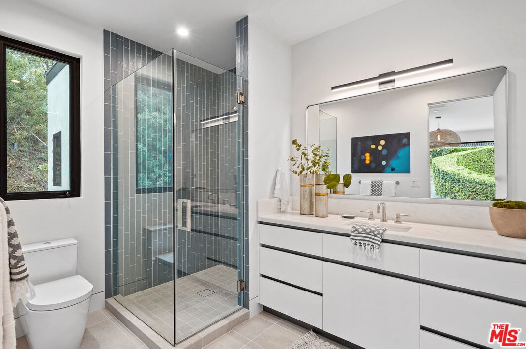 1056 Carrara Pl, Los Angeles CA  90049-1300 exterior