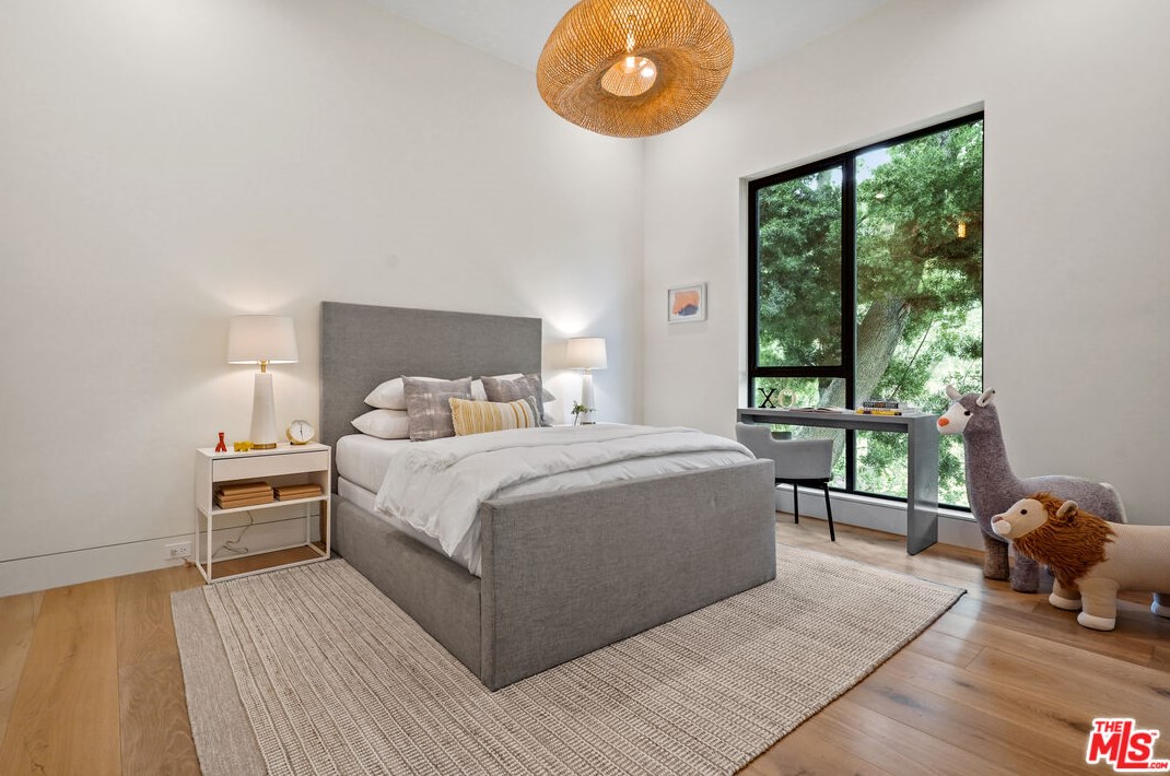 1056 Carrara Pl, Los Angeles CA  90049-1300 exterior