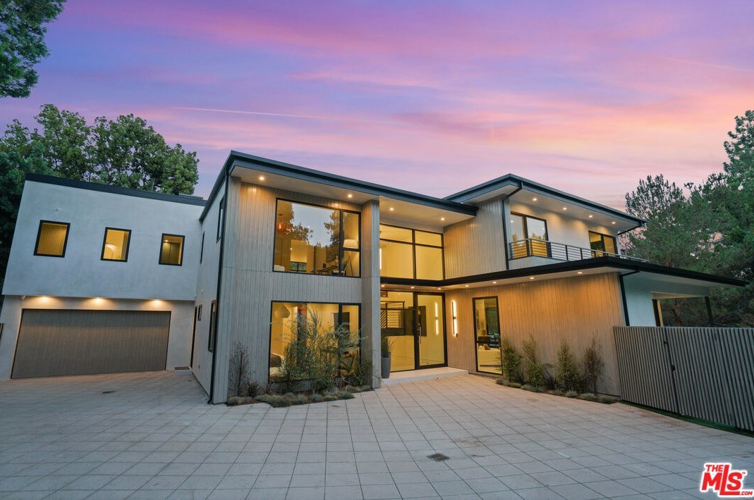 1056 Carrara Pl, Los Angeles CA  90049-1300 exterior