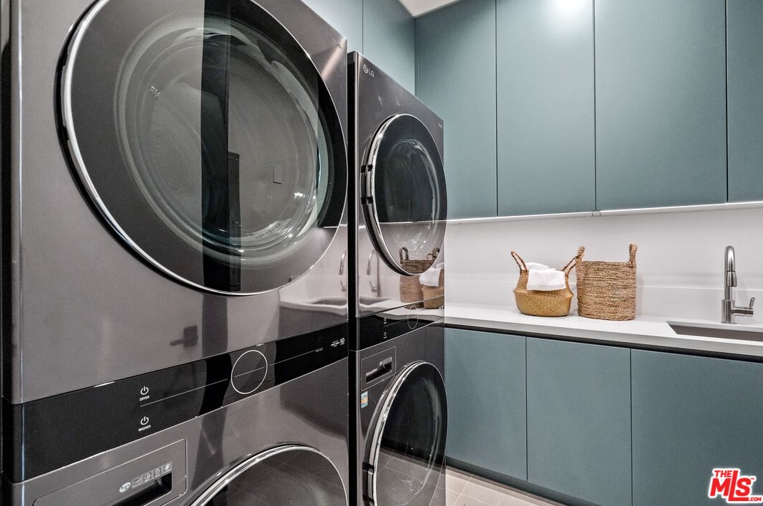 1056 Carrara Pl, Los Angeles CA  90049-1300 exterior