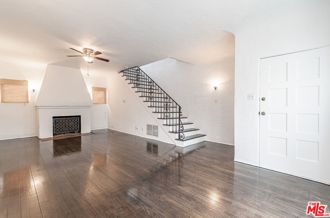 327 La Jolla Ave, Los Angeles CA  90048-4213 exterior