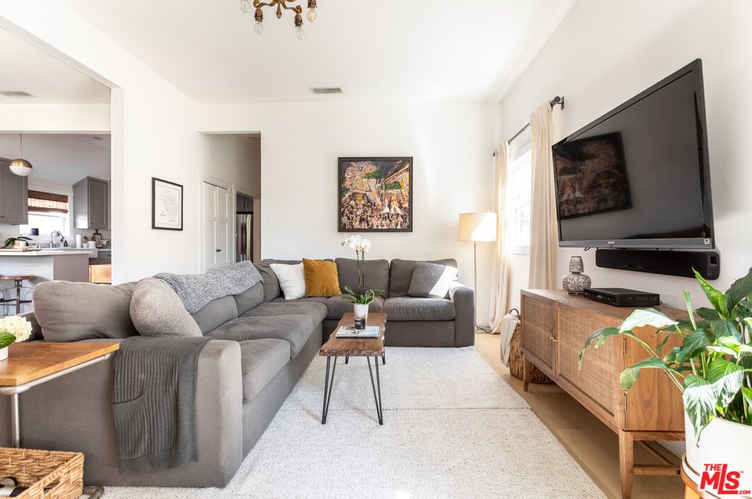 1364 Keniston Ave, Los Angeles CA  90019-1713 exterior