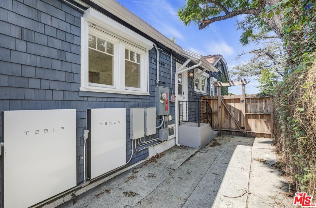 962 Maltman Ave, Los Angeles CA  90026-2712 exterior