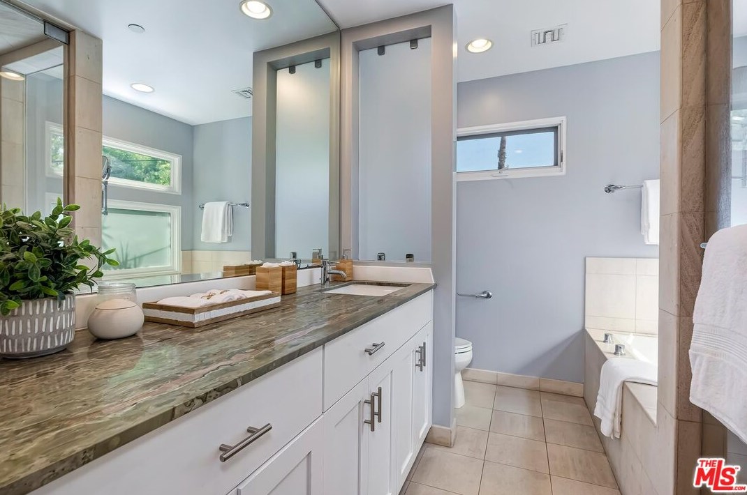 343 Huntley Ave, Los Angeles CA  90048-4703 exterior