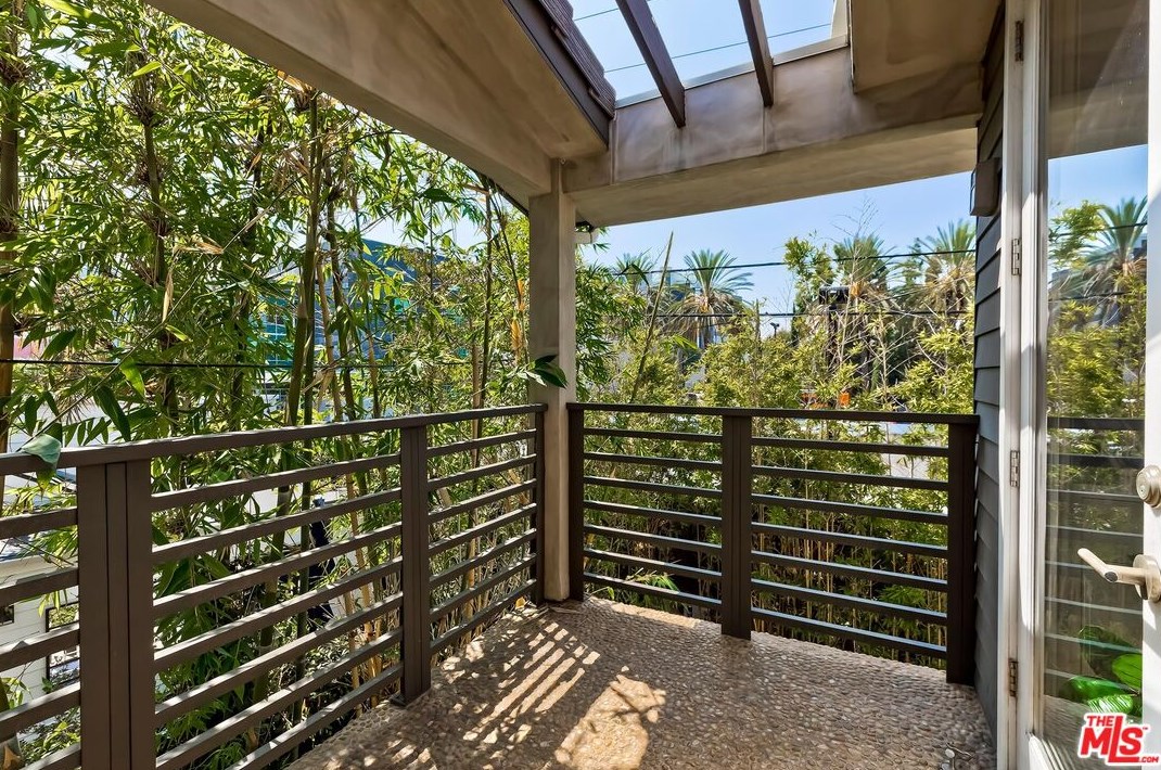 343 Huntley Ave, Los Angeles CA  90048-4703 exterior