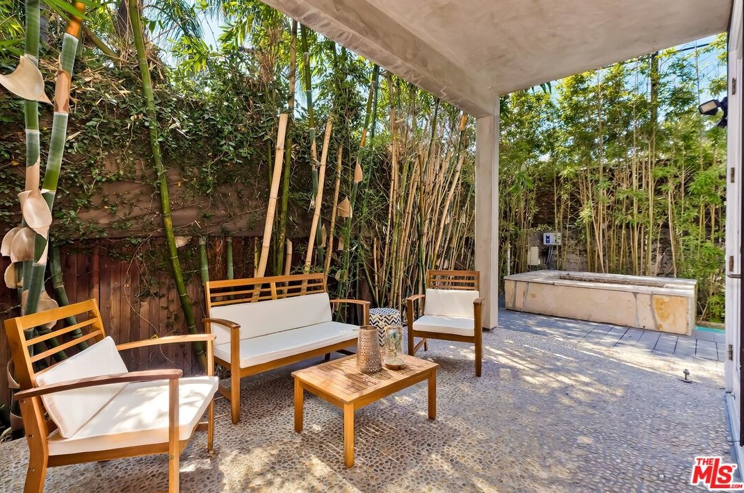 343 Huntley Ave, Los Angeles CA  90048-4703 exterior