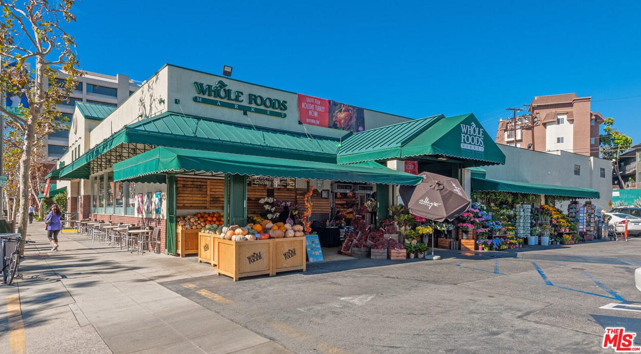 11633 Chenault St, Los Angeles CA  90049-4501 exterior