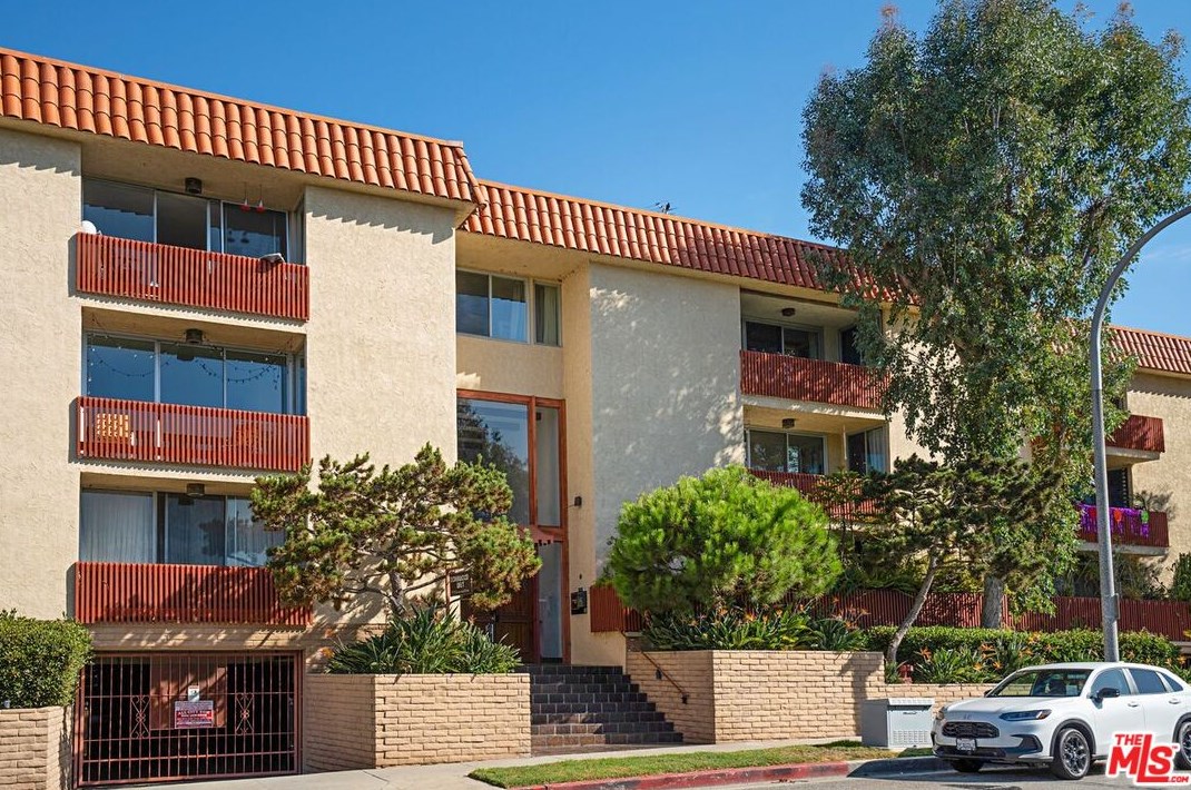 5875 Doverwood Dr, Los Angeles CA  90230-7214 exterior