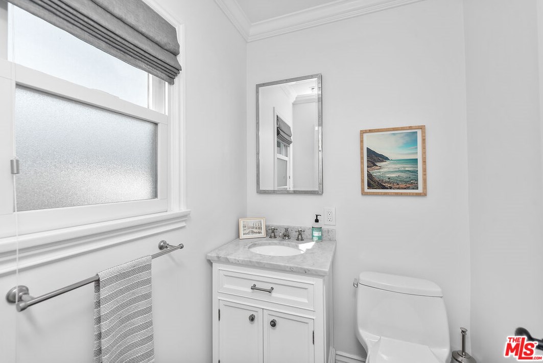 8001 Kentwood Ave, Los Angeles CA  90045-1253 exterior