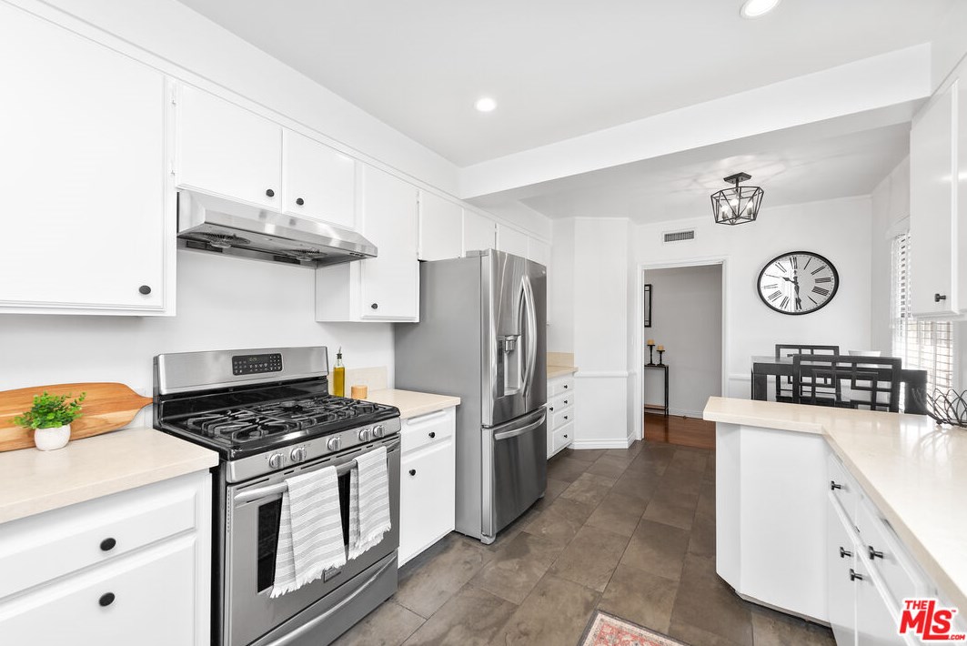 8001 Kentwood Ave, Los Angeles CA  90045-1253 exterior