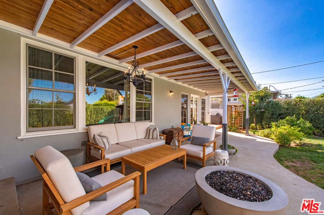 8001 Kentwood Ave, Los Angeles CA  90045-1253 exterior