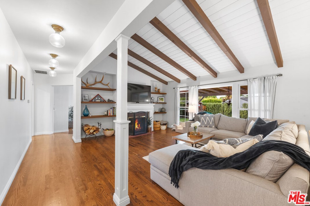 8001 Kentwood Ave, Los Angeles CA  90045-1253 exterior