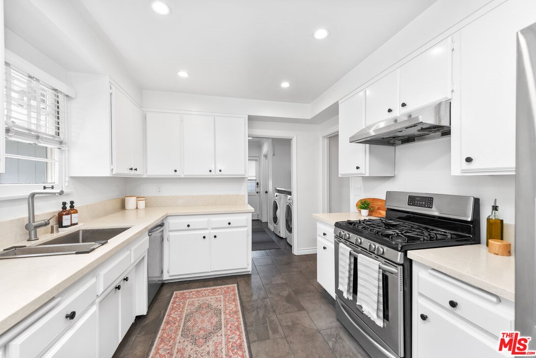 8001 Kentwood Ave, Los Angeles CA  90045-1253 exterior