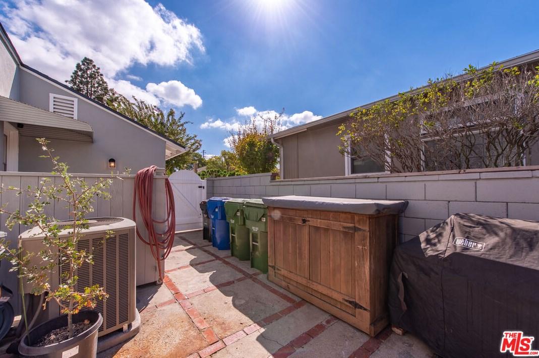 8001 Kentwood Ave, Los Angeles CA  90045-1253 exterior