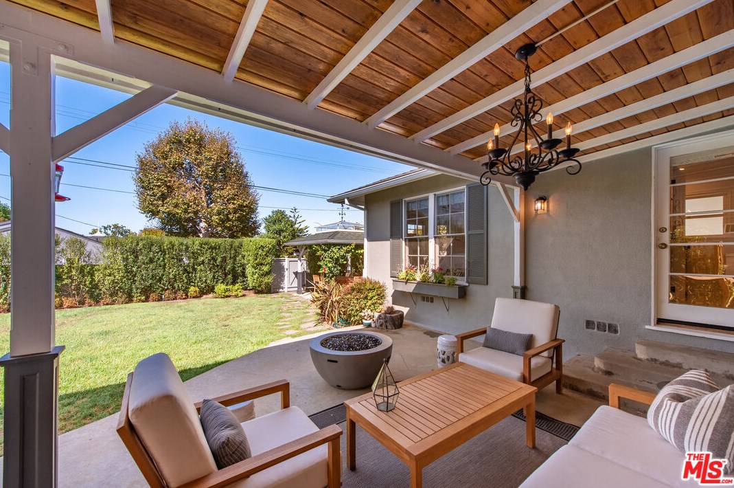 8001 Kentwood Ave, Los Angeles CA  90045-1253 exterior