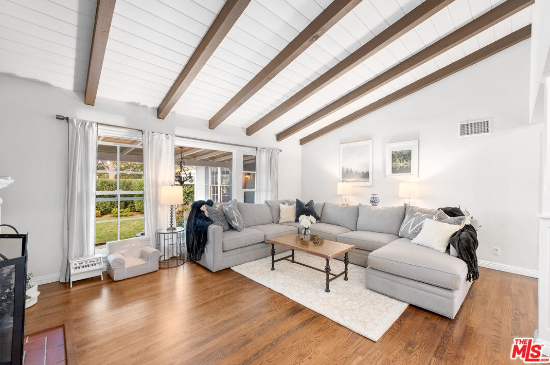 8001 Kentwood Ave, Los Angeles CA  90045-1407 exterior