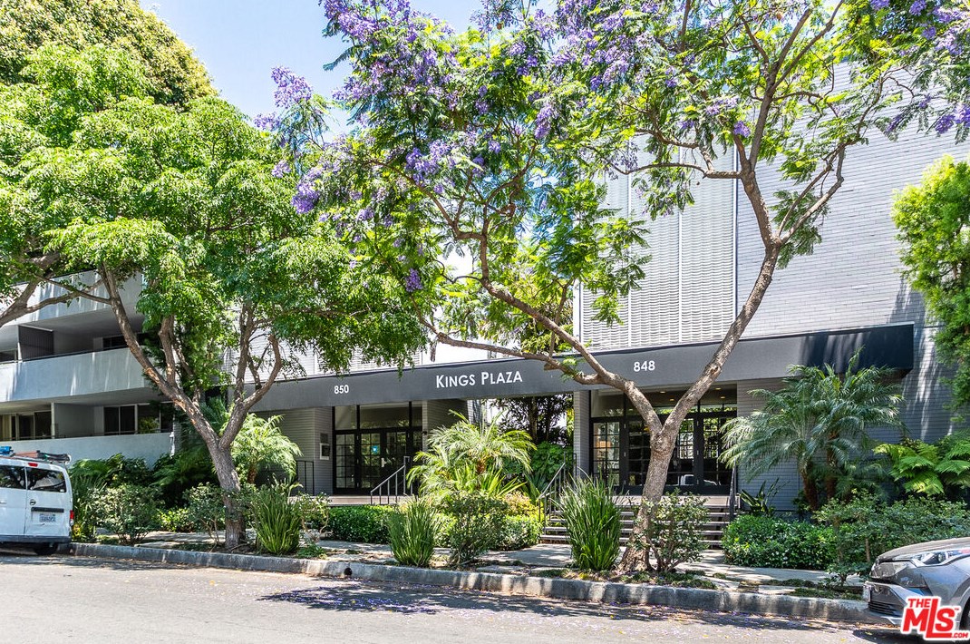 848 Kings Rd, Los Angeles CA  90069-5441 exterior