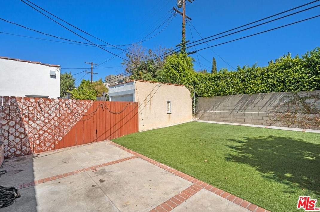 626 Gower St, Los Angeles CA  90004-1304 exterior