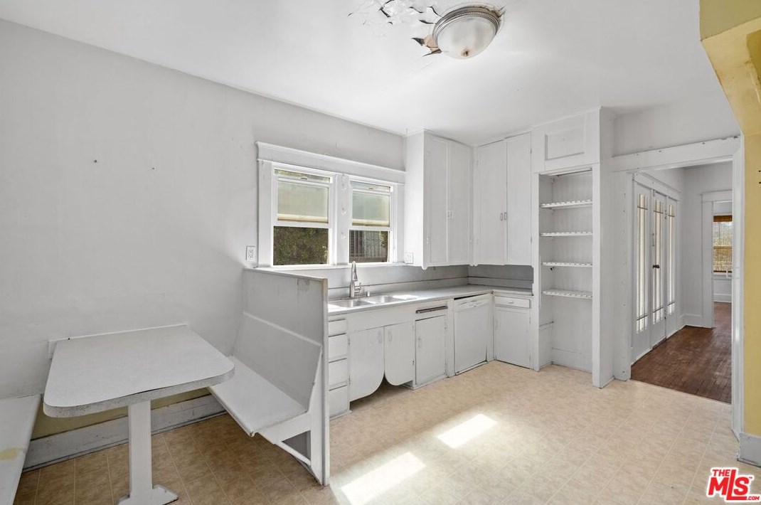 626 Gower St, Los Angeles CA  90004-1304 exterior