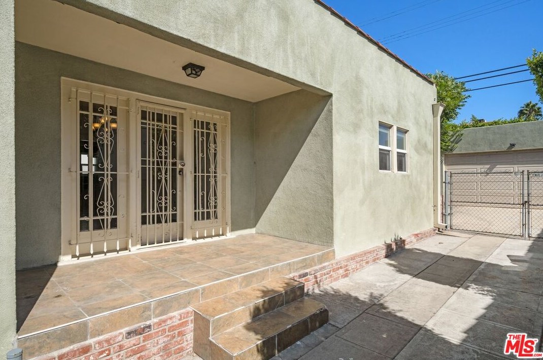 626 Gower St, Los Angeles CA  90004-1304 exterior