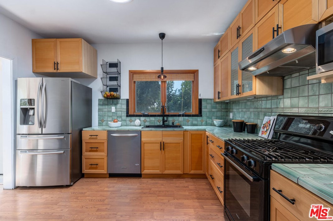 2257 Linnington Ave, Los Angeles CA  90025-5901 exterior