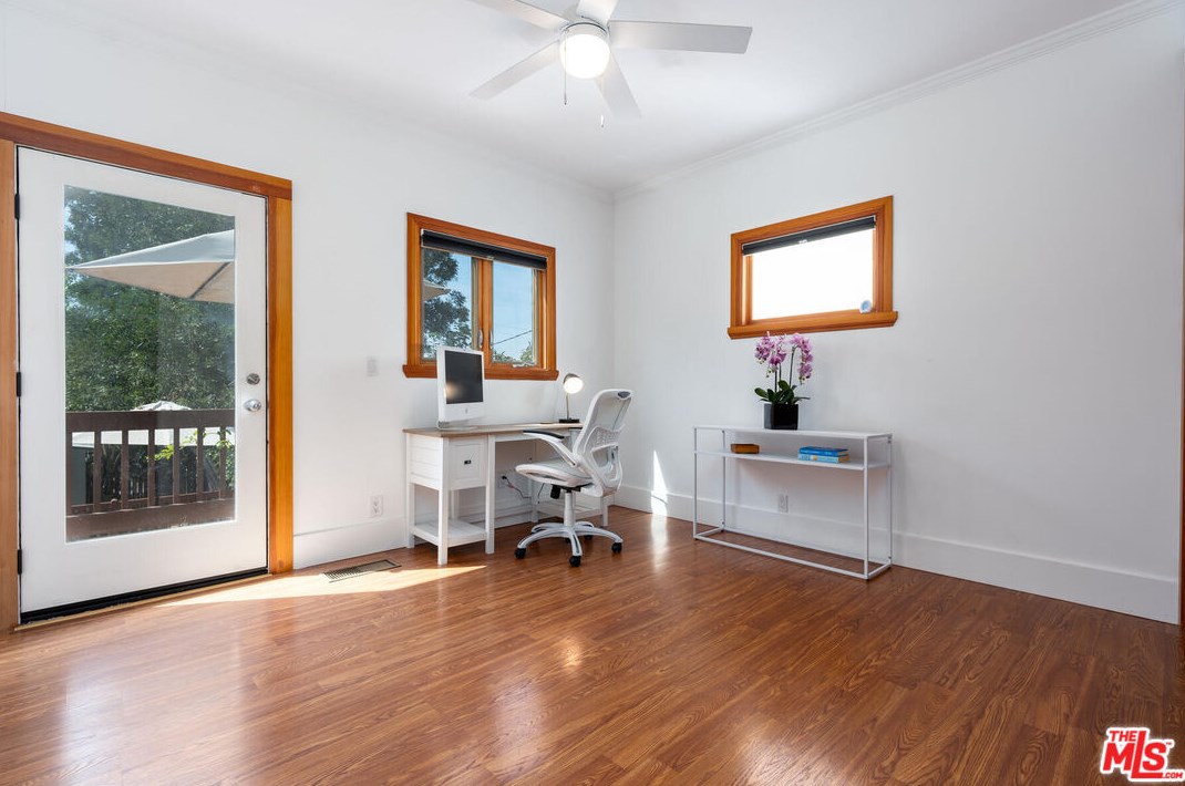 2257 Linnington Ave, Los Angeles CA  90025-5901 exterior