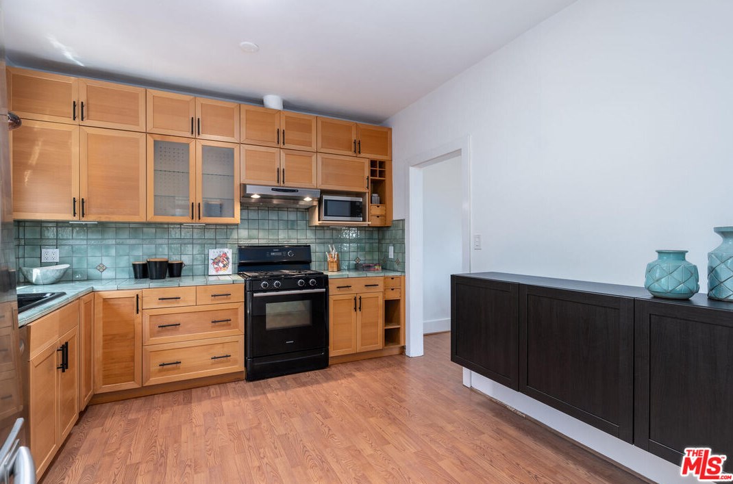 2257 Linnington Ave, Los Angeles CA  90025-5901 exterior