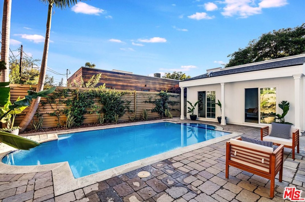 512 Gower St, Los Angeles CA  90004-1303 exterior