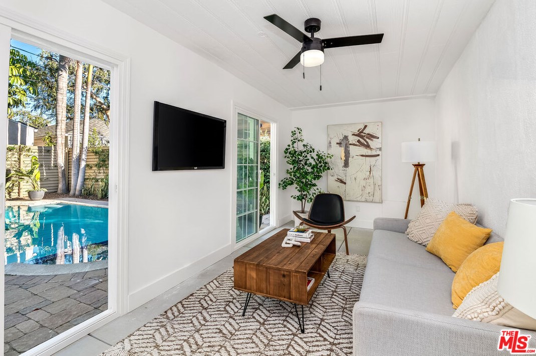 512 Gower St, Los Angeles CA  90004-1303 exterior