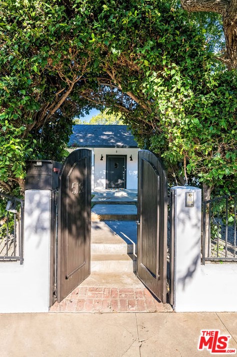 512 Gower St, Los Angeles CA  90004-1302 exterior