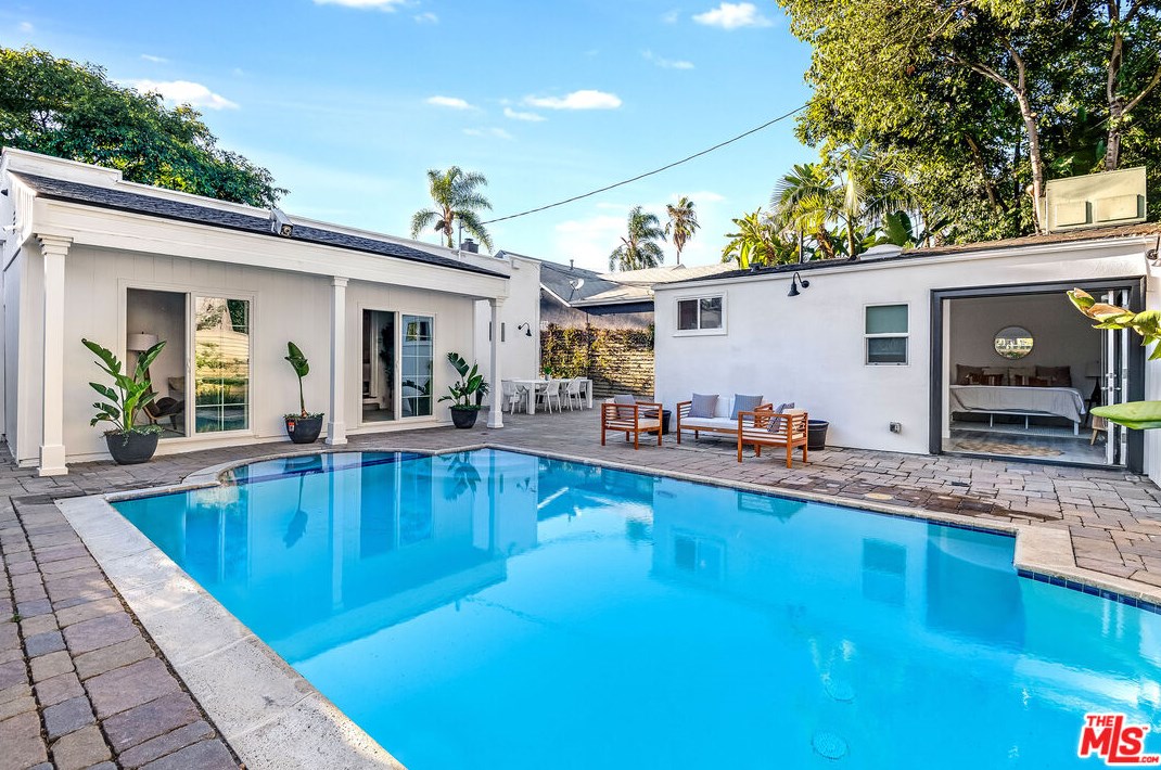 512 Gower St, Los Angeles CA  90004-1303 exterior