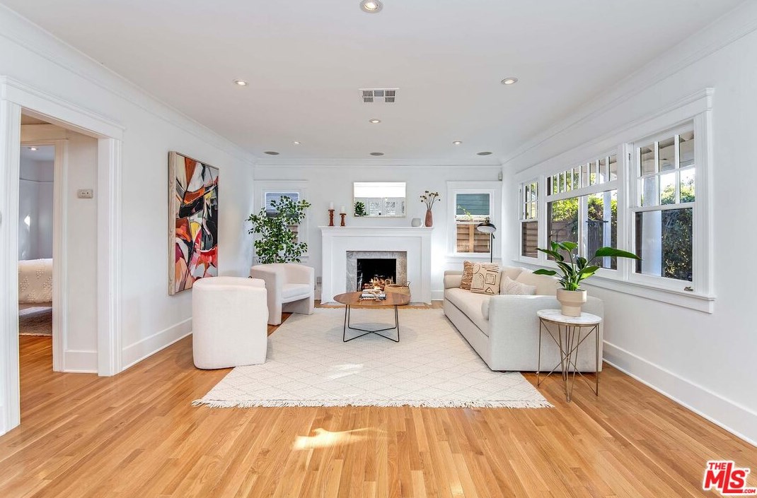 512 Gower St, Los Angeles CA  90004-1303 exterior