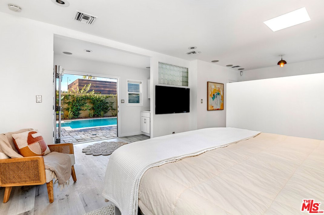 512 Gower St, Los Angeles CA  90004-1303 exterior