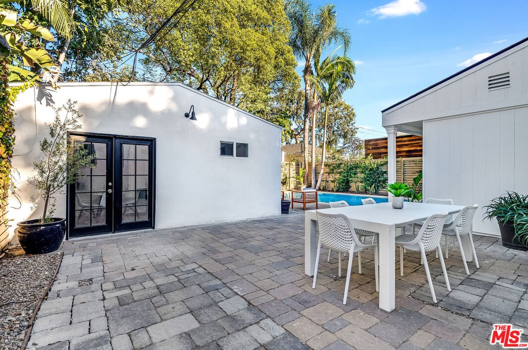 512 Gower St, Los Angeles CA  90004-1303 exterior