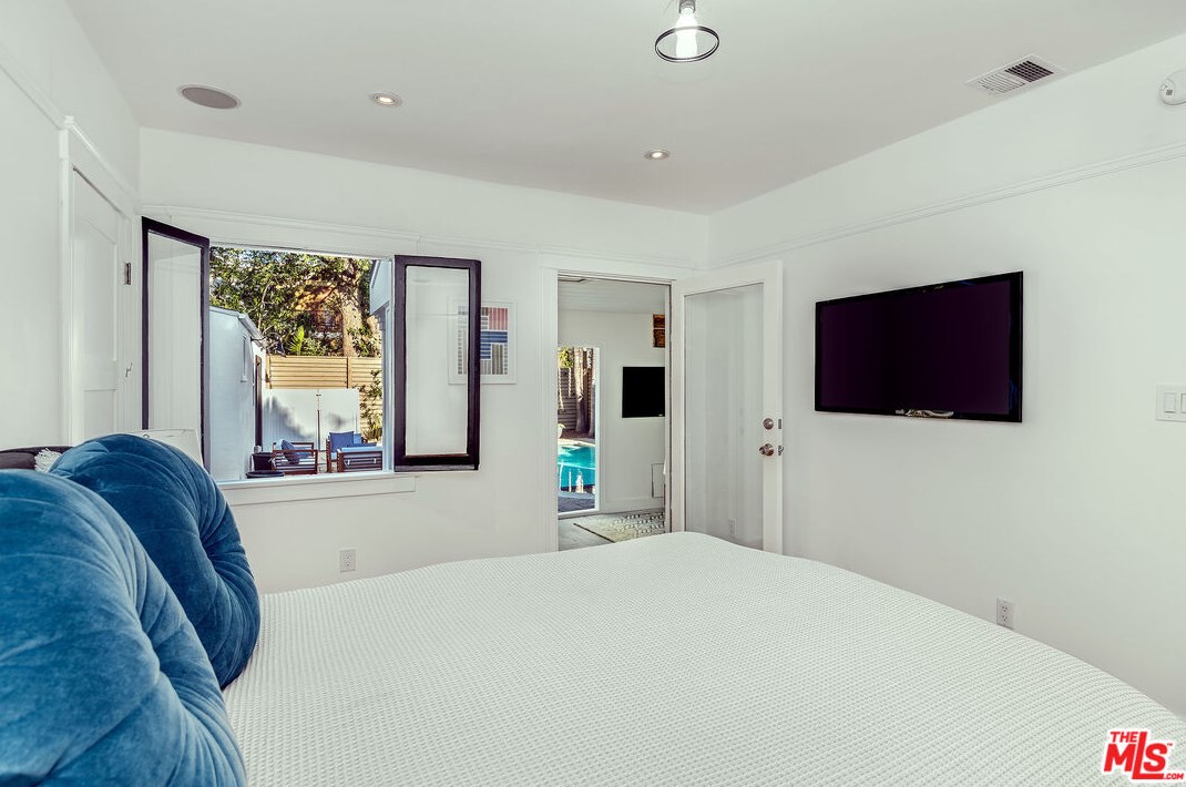 512 Gower St, Los Angeles CA  90004-1303 exterior