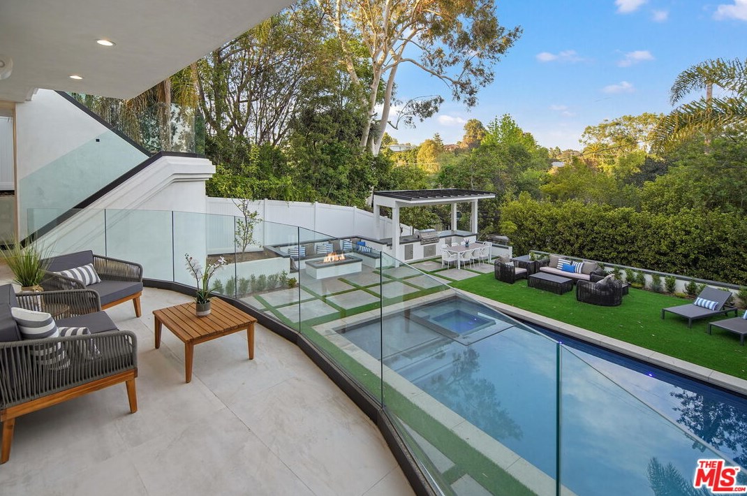 12318 19th Helena Dr, Los Angeles CA  90049-3939 exterior