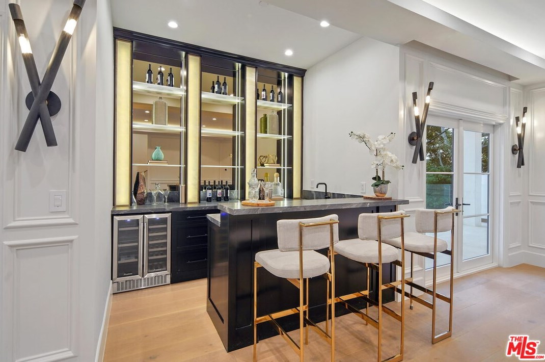 12318 19th Helena Dr, Los Angeles CA  90049-3939 exterior