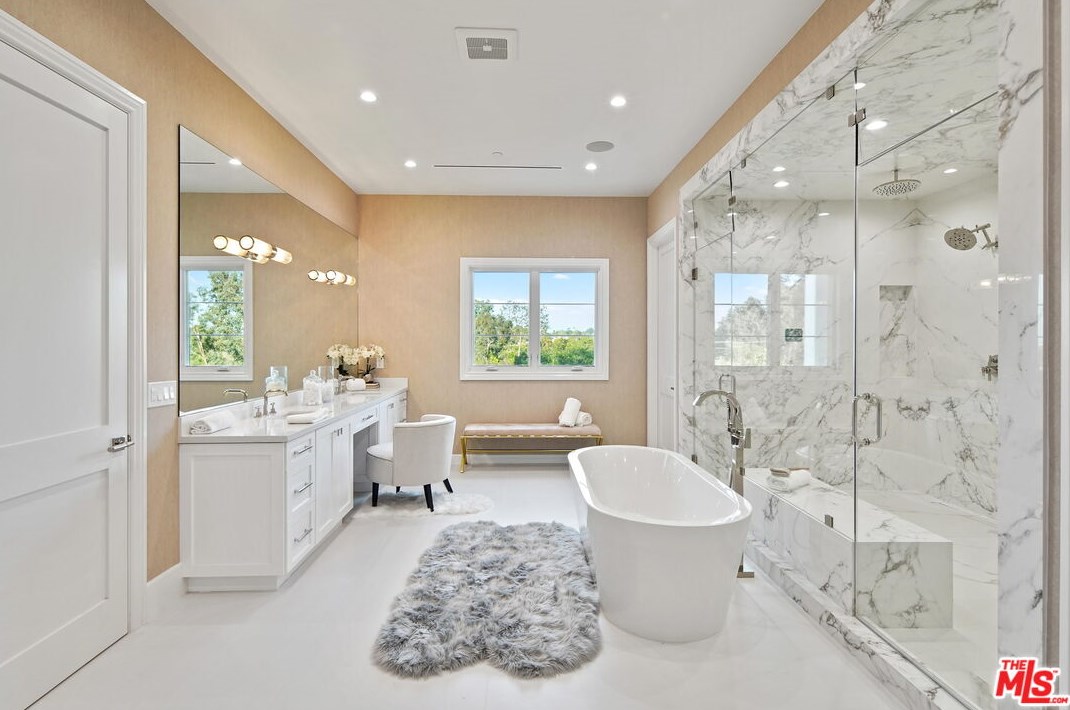 12318 19th Helena Dr, Los Angeles CA  90049-3939 exterior