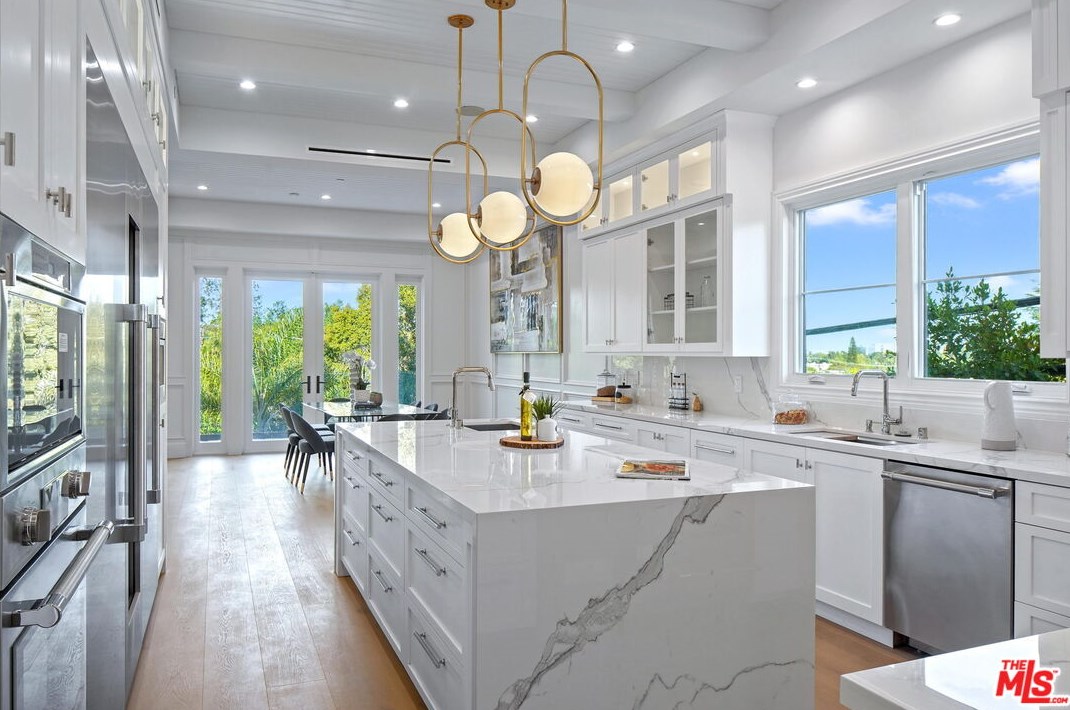 12318 19th Helena Dr, Los Angeles CA  90049-3939 exterior