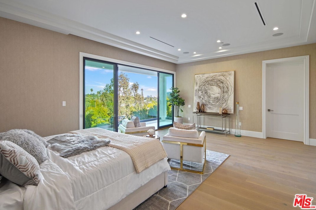 12318 19th Helena Dr, Los Angeles CA  90049-3939 exterior