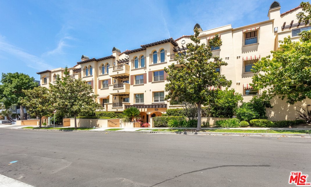 5037 Rosewood Ave, Los Angeles CA  90004-1785 exterior
