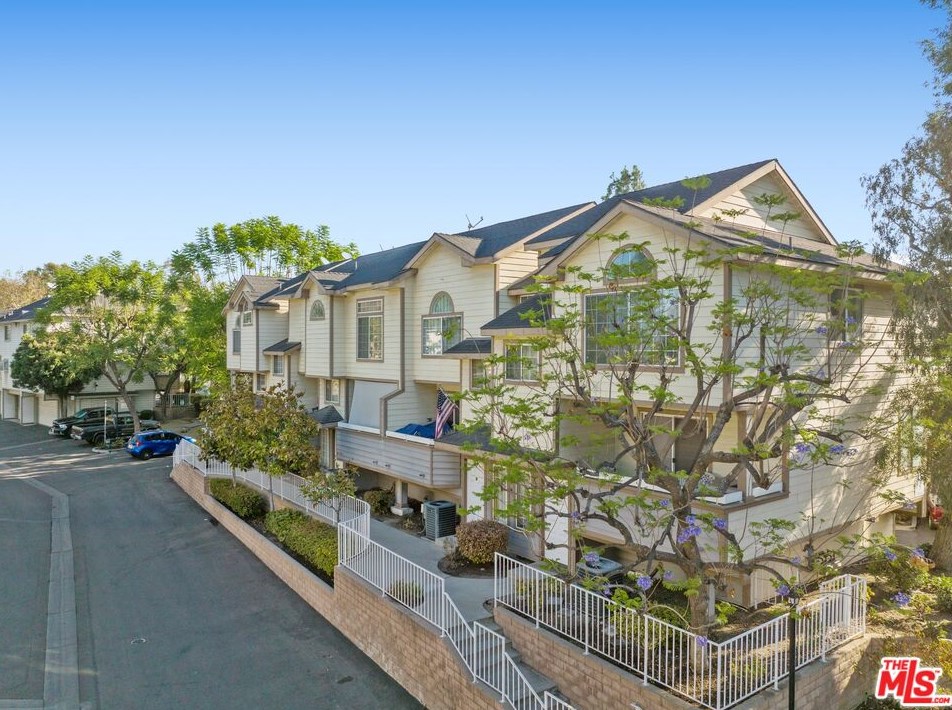 11150 Glenoaks Blvd, Los Angeles CA  91331-6601 exterior